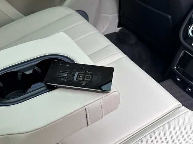 32:Bentley Bentayga Azure V8, SUV, Onyx, Bentley Glasgow